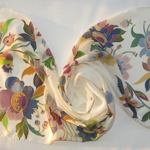 Witte zijden sjaal met florale motieven door volkskunst. Handgeschilderde zijden sjaal |. Decoratieve schilderijen. Batik zijde schilderij. Handbeschilderd puur zijde