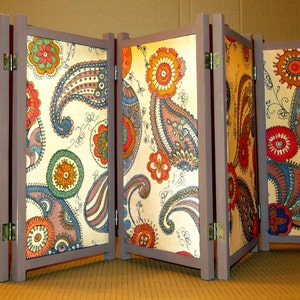 Portable screen table divider. Foling Mini Room Divider. Mini silk screen - Small India, Paisley Hand painted silk. Folding screen, silk