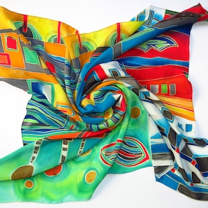Pañuelo de seda Hundertwasser. Pañuelo arcoíris. Pañuelo de seda pintado a mano en azul, verde y rojo. Pañuelo batik pintado en seda. Chal de seda