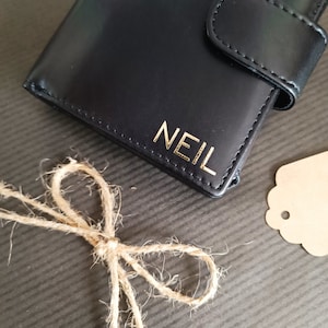 Personalisiertes Geschenk für ihn, personalisierte Herren Brieftasche aus echtem schwarzem Leder Brieftasche, graviertes Geschenk für Freund Vater, Vater, Ehemann, Großvater