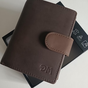 Portafoglio in pelle fatto a mano, portafoglio da uomo con iniziali personalizzate, tasca portamonete e protezione RFID, regalo personalizzato per papà, marito e fidanzato