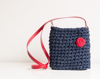 Sac à bandoulière bleu au crochet, sac à bandoulière en fil de t-shirt, sac au crochet bleu rouge