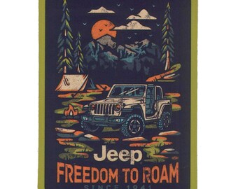 Puede incluir: Una ilustración de estilo vintage de un Jeep conduciendo por un bosque de noche. El Jeep es blanco con una parrilla negra y ruedas negras. El bosque es azul oscuro con árboles verdes y una fogata en primer plano. El texto "Jeep Freedom to Roam Since 1941" está impreso debajo del Jeep.