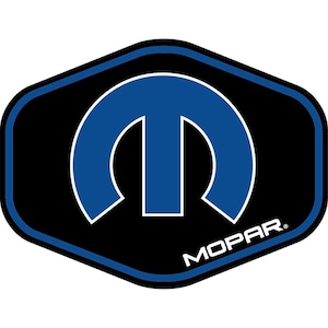 Puede incluir: Una pegatina hexagonal negra y azul con el logotipo de Mopar. El logotipo es una M estilizada azul con un contorno blanco. La palabra "MOPAR" está escrita en blanco debajo del logotipo.