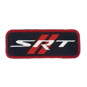 Puede incluir: Parche bordado con las letras "SRT" en blanco, sobre un fondo rojo y negro. El parche tiene forma rectangular con esquinas redondeadas y un borde rojo. Las letras son en negrita y estilizadas.