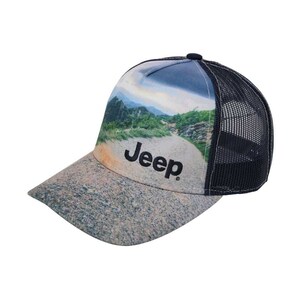 Op de afbeelding: Jeep baseballcap met een mesh achterkant en een gebogen klep. De pet heeft een landschapsprint van een onverharde weg die door een berglandschap slingert. Het woord "Jeep" is in het zwart gedrukt.