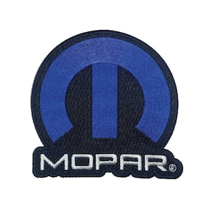 Puede incluir: Parche bordado azul y negro con el logotipo de Mopar. El logotipo es una letra M estilizada con un círculo alrededor.
