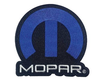 Może przedstawiać: Naszywka haftowana w kolorze niebieskim i czarnym z logo Mopar. Logo to stylizowana litera M w okręgu.