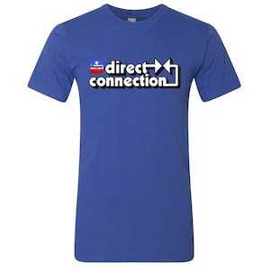 Pode incluir: Camiseta azul royal com a frase "direct connection" em branco, delineada em preto. O design inclui uma seta estilizada e o logotipo da Mopar em vermelho, branco e azul.