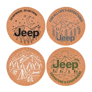 Può includere: Set di quattro sottobicchieri in sughero con diversi design Jeep. Ogni sottobicchiere presenta una scena all'aperto diversa con montagne, alberi e un sole o una luna. Il testo "Jeep" è presente su ogni sottobicchiere.