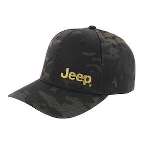 Puede incluir: Una gorra de béisbol de camuflaje negro y verde con un logotipo de Jeep bordado en oro.