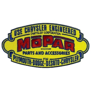 Puede incluir: Un parche bordado amarillo y azul con el texto "USE CHRYSLER ENGINEERED" y "CHRYSLER CORPORATION" sobre la palabra "MOPAR" en rojo. El texto "PARTS AND ACCESSORIES" está debajo de la palabra "MOPAR" y el texto "FOR PLYMOUTH-DODGE-DESOTO-CHRYSLER" está debajo de eso.
