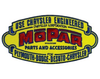 Może przedstawiać: Naszywka haftowana na żółto i niebiesko z tekstem "USE CHRYSLER ENGINEERED" i "CHRYSLER CORPORATION" nad słowem "MOPAR" w kolorze czerwonym. Tekst "PARTS AND ACCESSORIES" znajduje się pod słowem "MOPAR", a tekst "FOR PLYMOUTH-DODGE-DESOTO-CHRYSLER" pod nim.