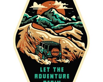 Puede incluir: Una ilustración de estilo vintage de un Jeep conduciendo por un camino de tierra a través de un paisaje montañoso. El sol se pone detrás de las montañas y el cielo es de un azul profundo. El texto "Let the Adventure Begin" está impreso debajo del Jeep.
