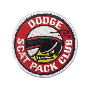 Puede incluir: Un parche bordado rojo y blanco con el texto "Dodge Scat Pack Club" y un personaje de dibujos animados con gafas de sol.