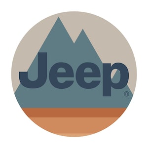 Puede incluir: Un logotipo circular con una cordillera estilizada en azul y gris, con la palabra "Jeep" en letras azules en negrita y un símbolo de marca registrada.