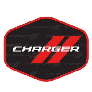 Puede incluir: Un emblema hexagonal negro y rojo con la palabra "CHARGER" en letras blancas y dos rayas rojas. El fondo es un patrón negro de la palabra "DODGE" repetida.