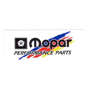 Puede incluir: Una pegatina blanca con un logotipo Mopar negro y el texto "Performance Parts". El logotipo está rodeado por un diseño de salpicaduras de pintura azul, roja y amarilla.