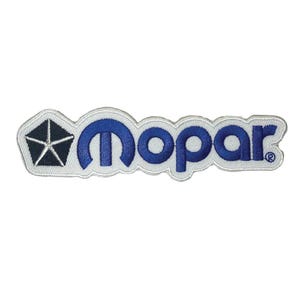 Puede incluir: Parche bordado con la palabra "Mopar" en azul, con contorno blanco. El parche incluye el logotipo de la estrella pentagonal de Chrysler en el lado izquierdo. Rectangular con bordes redondeados.