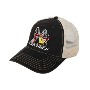 Puede incluir: Gorra de camionero negra y beige con el logotipo de Scat Pack. El panel frontal negro tiene el logotipo bordado en rojo, amarillo y blanco. La parte trasera es de malla beige y la gorra tiene una visera curva.