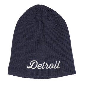 Puede incluir: Gorro de punto azul marino con la palabra "Detroit" bordada en blanco. El gorro está hecho de tejido de punto acanalado, un accesorio de invierno clásico.