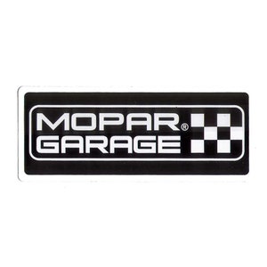 Puede incluir: Logotipo de Mopar Garage en blanco y negro con un diseño de bandera a cuadros. El logotipo está sobre un fondo blanco.