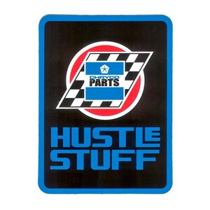 Puede incluir: Una pegatina azul y negra con un círculo rojo y una bandera a cuadros. El círculo tiene un cuadrado azul con el texto "CHRYSLER PARTS" y una estrella en su interior. El texto "HUSTLE STUFF" está en letras azules sobre un fondo negro.