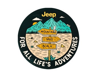 Puede incluir: Una pegatina en blanco y negro con un logotipo de Jeep y el texto "For All Life's Adventures". La pegatina presenta una ilustración de dibujos animados de un poste indicador con flechas que apuntan a "Mountains", "Mud" y "Beach".