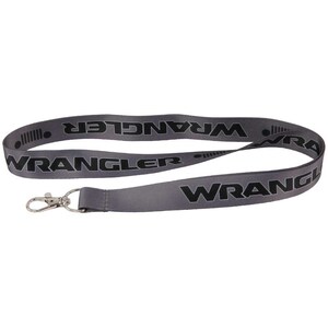 Könnte beinhalten: Ein graues Lanyard mit einem silbernen Clip und dem Wort "WRANGLER" in Schwarz auf beiden Seiten.