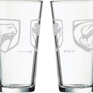 Puede incluir: Dos vasos de pinta de vidrio transparente, uno con el logotipo de Dodge Viper y el otro con el logotipo de SRT.