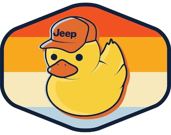 Puede incluir: Un pato de goma amarillo que lleva una gorra de béisbol roja con la palabra "Jeep" en ella. El pato está dentro de un hexágono de rayas azules, blancas, naranjas y amarillas.