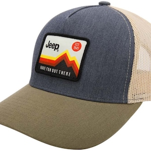 Puede incluir: Una gorra de camionero azul y verde con un logotipo de Jeep y el texto "EST. 1941" y "HAVE FUN OUT THERE".