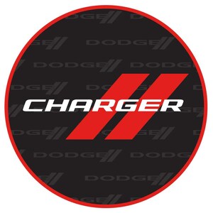 Puede incluir: Una pegatina circular negra y roja con las palabras "DODGE CHARGER" en texto blanco. El fondo es un patrón repetitivo de las palabras "DODGE" en gris.