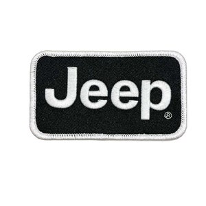 Puede incluir: Parche bordado en blanco y negro con la palabra "Jeep" en letras blancas sobre un fondo negro. El parche tiene un borde cosido blanco.