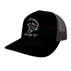 Puede incluir: Gorra de camionero negra y gris con un patrón de puntos rojos y blancos. La gorra presenta un logotipo gris y blanco de un animal gruñendo con el texto "SRT" debajo.