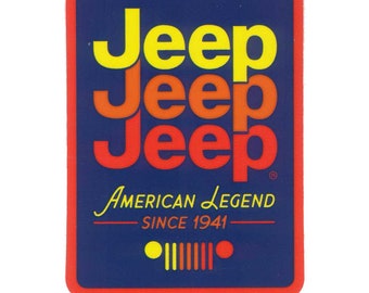 Puede incluir: Una pegatina azul y roja con el texto "Jeep Jeep Jeep American Legend Since 1941" y un logotipo Jeep estilizado en colores amarillo, naranja y rojo.