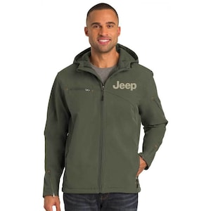Pode incluir: Uma jaqueta verde com capuz, fecho de correr e a palavra "Jeep" bordada no peito.