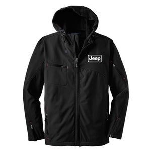 Puede incluir: Chaqueta softshell negra con cierre de cremallera, capucha y logotipo de Jeep en el pecho.