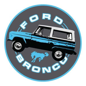 Peut inclure: Un Ford Bronco bleu et blanc avec le mot "FORD" en lettres blanches au-dessus du véhicule et "BRONCO" en lettres blanches en dessous du véhicule. Le véhicule est sur un cercle gris avec un contour bleu.