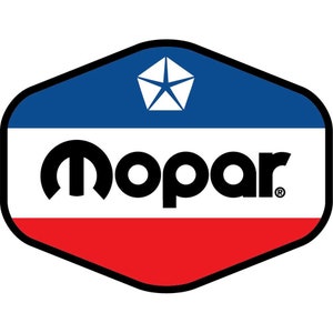 Könnte beinhalten: Ein rot-weiß-blaues Logo mit schwarzem Umriss. Das Logo zeigt einen fünfzackigen Stern in einem Fünfeck und das Wort "Mopar" in schwarzen Buchstaben.