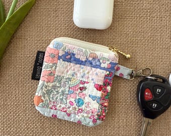 Mini estuche acolchado Liberty Tana Lawn para AirPods, anillos y joyas.