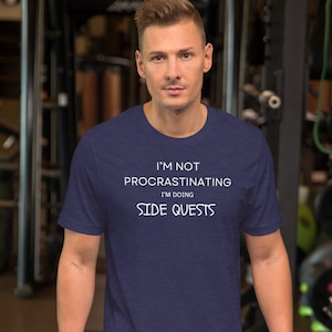 I&#39;m not procrastinating, I&#39;m doing side quests t shirt, funny procrastination tee, Unisex t-shirt