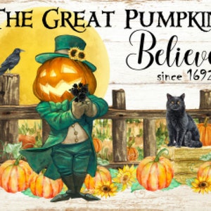 Peut inclure: Une pancarte en bois avec un personnage à tête de citrouille portant un costume vert et un chapeau haut de forme. La pancarte indique "The Great Pumpkin Believer since 1692". On voit un chat noir, des citrouilles et des tournesols en arrière-plan.