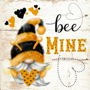 Puede incluir: Un lindo gnomo abeja sosteniendo un corazón con lunares. El gnomo lleva un disfraz de abeja negro y amarillo. El texto "bee mine" está escrito en letras negras con lunares amarillos.