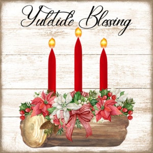 Può includere: Una composizione festosa con tre candele rosse con fiamme, poste su una base di legno decorata con stelle di Natale rosse e bianche, agrifoglio e un nastro rosso. Il testo "Yultide Blessing" è scritto in alto, su uno sfondo di legno bianco.
