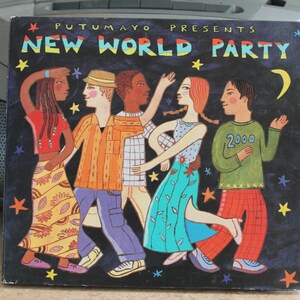 Puede incluir: Una portada de CD colorida con el texto "Putumayo Presents New World Party 2000". La portada presenta a cinco personas bailando sobre un fondo negro con estrellas y una luna creciente.