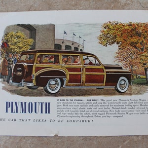 Könnte beinhalten: Eine Vintage-Werbung für den Plymouth Station Wagon. Die Anzeige zeigt einen braunen und holzverkleideten Kombi mit acht Passagieren im Inneren. Das Auto fährt von einem Stadion weg, im Hintergrund ist eine Menschenmenge zu sehen. Der Text lautet: "Er fährt zum Stadion... für acht! Dieser großartige neue Plymouth Station Wagon setzt neue Maßstäbe in Sachen Schönheit, Nutzwert und Langlebigkeit. Bietet bequem Platz für acht Passagiere in voller Größe. Beide Rücksitze lassen sich schnell und einfach entfernen, um den Laderaum zu maximieren. Ansprechende, leicht zu reinigende Sitze und Rückenlehnen aus Vinyl-Kunststoff. Naturbelassenes, verleimtes Sperrholz für die Karosserie mit langlebiger Oberfläche auf allen Holzoberflächen. Neue robuste Konstruktion - neuer Stahlboden und Dach machen diesen Plymouth Station Wagon zum robustesten und sichersten, der je gebaut wurde - mit der durchgängigen Plymouth-Technik. Vor dem Kauf - vergleichen! Das Auto, das gerne verglichen wird!"