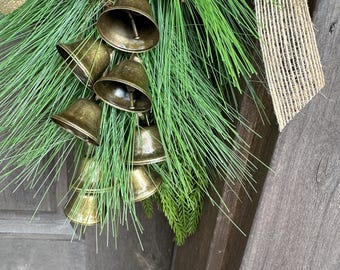 Weihnachtlicher Türhänger, immergrüner Zweig, Weihnachtsglocke, Bauernhauseingang, saisonale Dekoration, Türknauf, Schrankgriff, rustikales Wintergrün