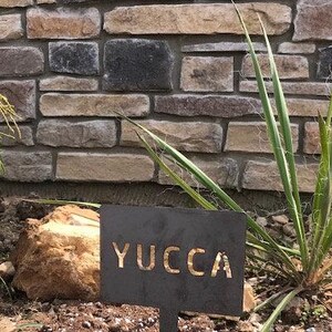 Pet Grave Marker Metal Stake Memorial Tribute Garden Marker Custom Name Personalized Label Pet Memorial Garden Stake Outdoor Landscape Marker Metal Plant Identification Tag Pet Tribute Memorial Marker Durable Rust Finish Metal Stake Outdoor