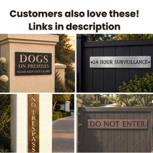 Pu&ograve; includere: Una collezione di quattro insegne rettangolari per cancelli e recinzioni. Le insegne riportano il testo DOGS ON PREMISES PLEASE KEEP GATE CLOSED, 24 HOUR SURVEILLANCE, NO TRESPASSING e DO NOT ENTER in varie finiture metalliche e caratteri.